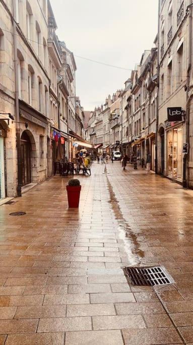 Studio Renove Avec Patio, Coeur Du Centre Ville Besançon Eksteriør billede